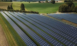 Große Photovoltaikanlage auf einer Freifläche - solche Solarparks soll es in Zukunft auch an vielen Stellen in Bielefeld geben. Am ländlichen Stadtrand. - Pixabay/fabersam Große Photovoltaikanlage auf einer Freifläche - solche Solarparks soll es in Zukunft auch an vielen Stellen in Bielefeld geben. Am ländlichen Stadtrand. - Pixabay/fabersam