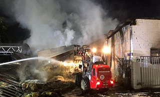 Immer wieder geriet das Stroh in Brand. Die Feuerwehr war stundenlang im Einsatz, um das Feuer zu löschen. - Feuerwehr Immer wieder geriet das Stroh in Brand. Die Feuerwehr war stundenlang im Einsatz, um das Feuer zu löschen. - Feuerwehr