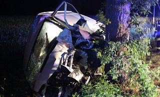 Der Kleintransporter prallte frontal gegen den Baum. - Polizei Minden-Lübbecke Der Kleintransporter prallte frontal gegen den Baum. - Polizei Minden-Lübbecke