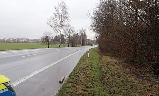 Dieses Kantholz hat die Polizei an der Unfallstelle gefunden. - Kreispolizeibehörde Höxter Dieses Kantholz hat die Polizei an der Unfallstelle gefunden. - Kreispolizeibehörde Höxter
