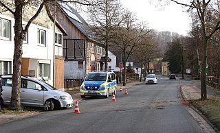 Einmal quer über die Straße: Der Golf schleuderte gegen eine Hauswand. - Polizei Einmal quer über die Straße: Der Golf schleuderte gegen eine Hauswand. - Polizei