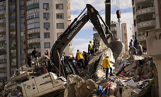 Rettungskräfte suchten in Adana nach Überlebenden in den Trümmern tausender Gebäude, die durch ein starkes Erdbeben und mehrere Nachbeben, die die Osttürkei und das benachbarte Syrien erschütterten, eingestürzt waren. - dpa/Francisco Seco Rettungskräfte suchten in Adana nach Überlebenden in den Trümmern tausender Gebäude, die durch ein starkes Erdbeben und mehrere Nachbeben, die die Osttürkei und das benachbarte Syrien erschütterten, eingestürzt waren. - dpa/Francisco Seco