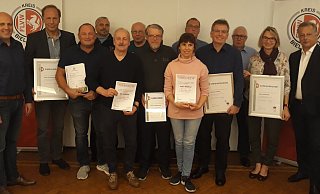 Ehrende und Geehrte: Markus Baumann (v.l.), Hans Keuch, Arne Kindler, Norbert Bulla, Ralf Wohlgemuth, Frank Engelstädter, Dieter Kindermann, Hans-Werner Finke, Sandra Wohlgemuth, Thorsten Sewing, Reiner Koller, Petra Heiderstädt und Andreas Rüther. Foto: bentrup - bentrup Ehrende und Geehrte: Markus Baumann (v.l.), Hans Keuch, Arne Kindler, Norbert Bulla, Ralf Wohlgemuth, Frank Engelstädter, Dieter Kindermann, Hans-Werner Finke, Sandra Wohlgemuth, Thorsten Sewing, Reiner Koller, Petra Heiderstädt und Andreas Rüther. Foto: bentrup - bentrup