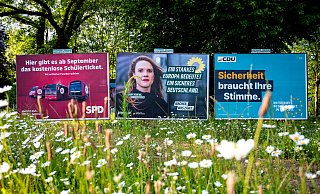 Wahlplakate von der SPD, Bündnis90/ Die Grünen und der CDU: Von Donnerstag bis Sonntag wählen die Bürgerinnen und Bürger der 27 EU-Staaten ein neues Europaparlament. Den Auftakt machen am Donnerstag die Niederlande. In Deutschland und den meisten anderen Ländern wird am Sonntag gewählt. - Daniel Bockwoldt/dpa Wahlplakate von der SPD, Bündnis90/ Die Grünen und der CDU: Von Donnerstag bis Sonntag wählen die Bürgerinnen und Bürger der 27 EU-Staaten ein neues Europaparlament. Den Auftakt machen am Donnerstag die Niederlande. In Deutschland und den meisten anderen Ländern wird am Sonntag gewählt. - Daniel Bockwoldt/dpa