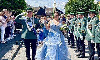 Das strahlende Königspaar Frederic Wessel und Theresia Vogelsang beim Festzug durch Alfen. - Carola Drabon Das strahlende Königspaar Frederic Wessel und Theresia Vogelsang beim Festzug durch Alfen. - Carola Drabon
