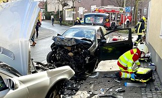 Frontal prallen die beiden Fahrzeuge auf der Langen Straße in Bad Lippspringe gegeneinander. - Ralph Meyer Frontal prallen die beiden Fahrzeuge auf der Langen Straße in Bad Lippspringe gegeneinander. - Ralph Meyer