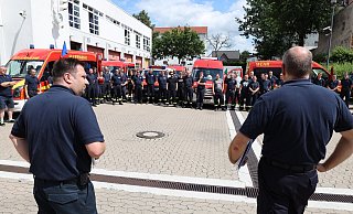 Die stellvertretenden Kreisbrandmeister Nico Czimmernings (l.) und Thomas Podschadly bei der Einweisung der 54 Feuerwehrleute, die am Donnerstag nach Altena gefahren sind. - Jörg Stuke Die stellvertretenden Kreisbrandmeister Nico Czimmernings (l.) und Thomas Podschadly bei der Einweisung der 54 Feuerwehrleute, die am Donnerstag nach Altena gefahren sind. - Jörg Stuke