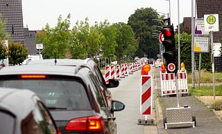Auf der Osnabrücker Straße in Ahle regelt eine Baustellen-Ampel derzeit den Straßenverkehr. - Niklas Krämer Auf der Osnabrücker Straße in Ahle regelt eine Baustellen-Ampel derzeit den Straßenverkehr. - Niklas Krämer