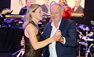 "Ball der Pferdefreunde 2023" in Gütersloh: Marion und Thomas Rippert eröffnen den Tanzabend. - Robert Becker "Ball der Pferdefreunde 2023" in Gütersloh: Marion und Thomas Rippert eröffnen den Tanzabend. - Robert Becker