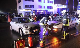 Auf der Eckendorfer Straße kommt es zum heftigen Zusammenstoß zweier Pkw. - Charlotte Mahncke Auf der Eckendorfer Straße kommt es zum heftigen Zusammenstoß zweier Pkw. - Charlotte Mahncke