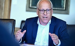 Bielefelds Oberbürgermeister Pit Clausen fordert eine Klärung der abweichenden Bevölkerungszahlen, die das Land NRW erhoben hat. - BARBARA FRANKE Bielefelds Oberbürgermeister Pit Clausen fordert eine Klärung der abweichenden Bevölkerungszahlen, die das Land NRW erhoben hat. - BARBARA FRANKE