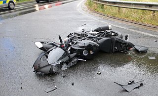 Das Krad des jungen Motorradfahrers hat nach dem Unfall nur noch Schrottwert. - Polizei Minden-Lübbecke Das Krad des jungen Motorradfahrers hat nach dem Unfall nur noch Schrottwert. - Polizei Minden-Lübbecke