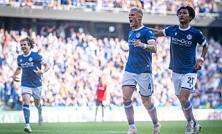 Arminia Bielefelds Louis Oppie (M.) jubelt gemeinsam mit Kaito Mizuta (r.) und Mael Corboz über sein Traumtor gegen Hannover 96. - Sarah Jonek Fotografie Arminia Bielefelds Louis Oppie (M.) jubelt gemeinsam mit Kaito Mizuta (r.) und Mael Corboz über sein Traumtor gegen Hannover 96. - Sarah Jonek Fotografie