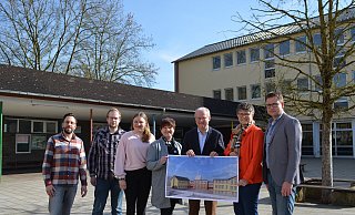 Matthias Daniel (Elternvertreter, v.l.), Michael Graßhoff (Bauamt), Bettina Neumann (OGS-Leitung), Dagmar Schmidt (stellvertretende Schulleiterin), Hubertus Grimm (Bürgermeister), Birgit Riepe-Dewender (Schulleiterin) und Stefan Gördemann (Schulamt) zeigen den geplanten Neu- und Anbau. - Nicole Fischer Matthias Daniel (Elternvertreter, v.l.), Michael Graßhoff (Bauamt), Bettina Neumann (OGS-Leitung), Dagmar Schmidt (stellvertretende Schulleiterin), Hubertus Grimm (Bürgermeister), Birgit Riepe-Dewender (Schulleiterin) und Stefan Gördemann (Schulamt) zeigen den geplanten Neu- und Anbau. - Nicole Fischer