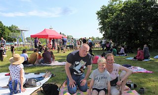 Michael (v.l.), Maxim (9) und Marina Buchtmann sind für die Familienveranstaltung extra aus Enger nach Kirchlengern gekommen. Sie waren erst schwimmen und haben anschließend am Mitmach-Konzert von „Krawallo“ teilgenommen. - Anastasia von Fugler Michael (v.l.), Maxim (9) und Marina Buchtmann sind für die Familienveranstaltung extra aus Enger nach Kirchlengern gekommen. Sie waren erst schwimmen und haben anschließend am Mitmach-Konzert von „Krawallo“ teilgenommen. - Anastasia von Fugler