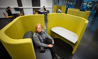 Prorektorin Birgit Lütje-Klose testet das Möbiliar der neuen Lernräume. - Mike-Dennis Müller / www.mdm.photo Prorektorin Birgit Lütje-Klose testet das Möbiliar der neuen Lernräume. - Mike-Dennis Müller / www.mdm.photo