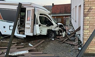Der Nissan krachte in Börninghausen in ein abgestelltes Wohnmobil und schob es einige Meter weiter. - Feuerwehr Pr. Oldendorf Der Nissan krachte in Börninghausen in ein abgestelltes Wohnmobil und schob es einige Meter weiter. - Feuerwehr Pr. Oldendorf