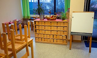 Hochgestellte Stühle: Personallücken sorgen auch in Bad Oeynhausener Kindertagesstätten für zeitweise Einschränkungen des Betreuungsangebots. - Friso Gentsch/dpa Hochgestellte Stühle: Personallücken sorgen auch in Bad Oeynhausener Kindertagesstätten für zeitweise Einschränkungen des Betreuungsangebots. - Friso Gentsch/dpa
