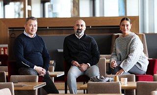 Im Denkmalrestaurant beschäftigt Ibrahim Hamad (Mitte) 25 Männer und Frauen. Dazu zählen Restaurantleiter Seng-Ming Liu und Alina Schnormeier, die sich um die Verwaltung des "Bella Vista" kümmert. MT-Foto: Alex Lehn - Alex Lehn Im Denkmalrestaurant beschäftigt Ibrahim Hamad (Mitte) 25 Männer und Frauen. Dazu zählen Restaurantleiter Seng-Ming Liu und Alina Schnormeier, die sich um die Verwaltung des "Bella Vista" kümmert. MT-Foto: Alex Lehn - Alex Lehn