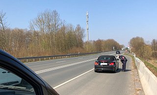 Zahlreiche Fahrerinnen und Fahrer wurden im persönlichen Gespräch auf ihr Fehlverhalten und die damit verbundenen Gefahren im Straßenverkehr hingewiesen – wie hier auf der B 239 bei Steinheim. Foto: Polizei - Polizei Zahlreiche Fahrerinnen und Fahrer wurden im persönlichen Gespräch auf ihr Fehlverhalten und die damit verbundenen Gefahren im Straßenverkehr hingewiesen – wie hier auf der B 239 bei Steinheim. Foto: Polizei - Polizei