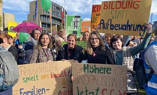 Bei einer Demonstration in Düsseldorf im Oktober haben Mitarbeiter der Kindertagesstätten auf die dramatische Finanz-Situation im Kita-Bereich hingewiesen. - Kita-Verbund Büren Bei einer Demonstration in Düsseldorf im Oktober haben Mitarbeiter der Kindertagesstätten auf die dramatische Finanz-Situation im Kita-Bereich hingewiesen. - Kita-Verbund Büren