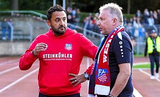 Auf Bielefeld folgt Gütersloh: Trainer Ümüt Gözlükcü (l.) und der Vereinsvorsitzende Wolfgang Rullkötter stehen mit der SG FA Herringhausen-Eickum vor der nächsten reizvollen Aufgabe im Westfalenpokal. - Yvonne Gottschlich Auf Bielefeld folgt Gütersloh: Trainer Ümüt Gözlükcü (l.) und der Vereinsvorsitzende Wolfgang Rullkötter stehen mit der SG FA Herringhausen-Eickum vor der nächsten reizvollen Aufgabe im Westfalenpokal. - Yvonne Gottschlich