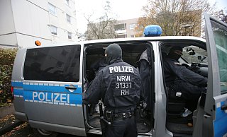 Die Fahnder, hier ein Symbolbild von einem früheren Einsatz, nahmen im Zuge der Razzia gleich mehrere Verdächtige fest. - Symbolbild dpa Die Fahnder, hier ein Symbolbild von einem früheren Einsatz, nahmen im Zuge der Razzia gleich mehrere Verdächtige fest. - Symbolbild dpa