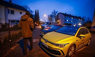 Tatort: Der Täter passte sein Opfer zu Hause an der Straße Am Stadion ab und und würgte es bis zur Bewusstlosigkeit. - Sarah Jonek Fotografie Tatort: Der Täter passte sein Opfer zu Hause an der Straße Am Stadion ab und und würgte es bis zur Bewusstlosigkeit. - Sarah Jonek Fotografie