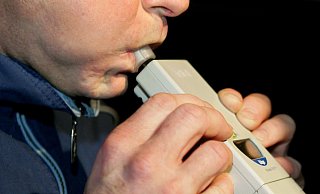 Auf diesem Bild muss der Autofahrer "pusten", so wird festgestellt, wie viel Alkohol er im Atem hat. - Uli Deck/picture-alliance/ dpa/dpaweb Auf diesem Bild muss der Autofahrer "pusten", so wird festgestellt, wie viel Alkohol er im Atem hat. - Uli Deck/picture-alliance/ dpa/dpaweb