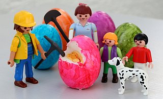 Jeder hat so seine eigenen Methoden, das Frühstücksei zu öffnen. Die bunte Ostereier sind allerdings meist hart gekocht, das schränkt die Möglichkeiten ein. - Frank-Michael Kiel-Steinkamp Jeder hat so seine eigenen Methoden, das Frühstücksei zu öffnen. Die bunte Ostereier sind allerdings meist hart gekocht, das schränkt die Möglichkeiten ein. - Frank-Michael Kiel-Steinkamp
