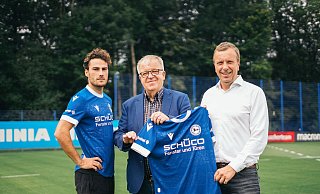 Ab sofort tragen die Profis von Arminia Bielefeld das Bethel-Logo auf dem rechten Trikotärmel. Das DSC-Trikot mit dem Bethel-Logo präsentieren Arminia-Profi Christopher Lannert (l.), Pastor Ulrich Pohl (Mitte/ Vorstandsvorsitzender der v. Bodelschwinghschen Stiftungen Bethel) und DSC-Geschäftsführer Christoph Wortmann. - DSC Arminia Bielefeld Ab sofort tragen die Profis von Arminia Bielefeld das Bethel-Logo auf dem rechten Trikotärmel. Das DSC-Trikot mit dem Bethel-Logo präsentieren Arminia-Profi Christopher Lannert (l.), Pastor Ulrich Pohl (Mitte/ Vorstandsvorsitzender der v. Bodelschwinghschen Stiftungen Bethel) und DSC-Geschäftsführer Christoph Wortmann. - DSC Arminia Bielefeld