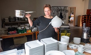 Tatjana Böselt hofft, das möglichst viel von der Ausstattung des Alt Hiddenhausen am Wochenende verkauft wird. Was nicht weggeht, wird eingelagert. - Ralf Bittner Tatjana Böselt hofft, das möglichst viel von der Ausstattung des Alt Hiddenhausen am Wochenende verkauft wird. Was nicht weggeht, wird eingelagert. - Ralf Bittner