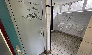 Die Polizei wurde zur Herrentoilette am Hindenburgwall gerufen. - Ralf T. Mischer Die Polizei wurde zur Herrentoilette am Hindenburgwall gerufen. - Ralf T. Mischer