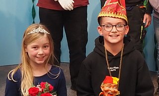 Mit strahlenden Gesichtern nehmen Prinzessin Emily und Prinz Mats die ersten Glückwünsche ihrer Schulfreundinnen und -freunde entgegen. - Josef Köhne Mit strahlenden Gesichtern nehmen Prinzessin Emily und Prinz Mats die ersten Glückwünsche ihrer Schulfreundinnen und -freunde entgegen. - Josef Köhne