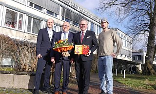 Stolz auf 50 Jahre Abendrealschule sind der stellvertretende Schulleiter Alexander Vogt (v.l.), Schulleiter Andreas Schmitz, Bürgermeister Michael Dreier und Schülersprecher Max Wendt. - Jule Barmwater Stolz auf 50 Jahre Abendrealschule sind der stellvertretende Schulleiter Alexander Vogt (v.l.), Schulleiter Andreas Schmitz, Bürgermeister Michael Dreier und Schülersprecher Max Wendt. - Jule Barmwater