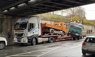 Das Fahrzeug ist zum Teil von der Ladefläche gerutscht. - Leandra Finke Das Fahrzeug ist zum Teil von der Ladefläche gerutscht. - Leandra Finke