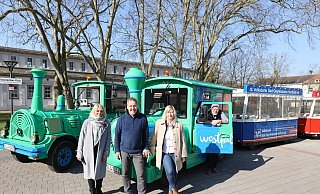 Olga Mattern (v. l.), Jörg Gropp, Stefanie Dettmer und Stephan Schlomann freuen sich über den Saisonstart von Minna (l.) und Emil. - Nicole Sielermann Olga Mattern (v. l.), Jörg Gropp, Stefanie Dettmer und Stephan Schlomann freuen sich über den Saisonstart von Minna (l.) und Emil. - Nicole Sielermann