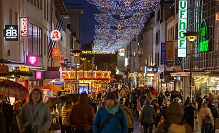 Die Einzelhändlerinnen und Einzelhändler sind vom Weihnachtsgeschäft "positiv überrascht". - Niklas Tüns Die Einzelhändlerinnen und Einzelhändler sind vom Weihnachtsgeschäft "positiv überrascht". - Niklas Tüns