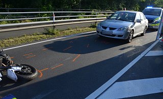 Das Bein des Motorradfahrers ist nach diesem heftigen Unfall kaputt. - Polizei Herford Das Bein des Motorradfahrers ist nach diesem heftigen Unfall kaputt. - Polizei Herford