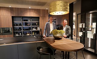 Die Pronorm-Geschäftsführer Roger Klinkenberg und Thorsten Gösling sind stolz auf ihre neue Premium-Küchenmarke "i-luminate", die sich durch eine neuartige Beleuchtung der Griffleisten auszeichnet. - Frank-Michael Kiel-Steinkamp Die Pronorm-Geschäftsführer Roger Klinkenberg und Thorsten Gösling sind stolz auf ihre neue Premium-Küchenmarke "i-luminate", die sich durch eine neuartige Beleuchtung der Griffleisten auszeichnet. - Frank-Michael Kiel-Steinkamp