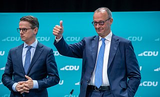 Der Paderborner CDU-Generalsekretär Carsten Linnemann (links) sowie Parteichef Friedrich Merz sind beim Parteitag der CDU in Berlin in ihren jeweiligen Ämtern bestätigt worden. - dpa Der Paderborner CDU-Generalsekretär Carsten Linnemann (links) sowie Parteichef Friedrich Merz sind beim Parteitag der CDU in Berlin in ihren jeweiligen Ämtern bestätigt worden. - dpa
