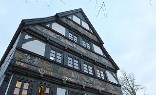 Das Adam-und-Eva-Haus ist von 1568 und Paderborns ältestes Fachwerkhaus. Trotzdem ist es nach der Sanierung jetzt klimaneutral. - Lena Henning Das Adam-und-Eva-Haus ist von 1568 und Paderborns ältestes Fachwerkhaus. Trotzdem ist es nach der Sanierung jetzt klimaneutral. - Lena Henning