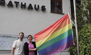 Mit dem Hissen der Regenbogenflagge setzen Bürgermeister Michael Kasche und die Gleichstellungsbeauftragte Esther Scheding ein sichtbares Zeichen für Toleranz und gegenseitigem Respekt. - Klaus Frensing Mit dem Hissen der Regenbogenflagge setzen Bürgermeister Michael Kasche und die Gleichstellungsbeauftragte Esther Scheding ein sichtbares Zeichen für Toleranz und gegenseitigem Respekt. - Klaus Frensing