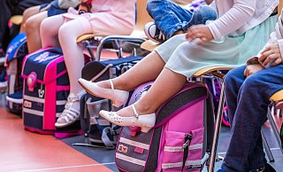Damit nicht zu viele Erstklässler in einer Klasse sitzen, muss die Stadt die Zahl der Eingangsklassen anpassen. - Jens Büttner/dpa Damit nicht zu viele Erstklässler in einer Klasse sitzen, muss die Stadt die Zahl der Eingangsklassen anpassen. - Jens Büttner/dpa