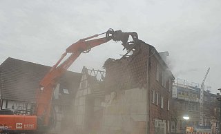Das Gebäude musste noch am Montagabend abgerissen werden. - Freiwillige Feuerwehr Holzminden Das Gebäude musste noch am Montagabend abgerissen werden. - Freiwillige Feuerwehr Holzminden