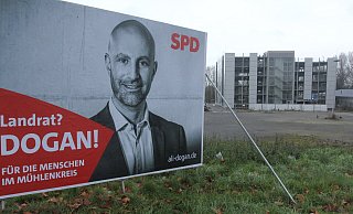 SPD-Kandidat Ali Dogan selbst reagiert Anfrage gefasst auf die Verunstaltung, findet aber auch klare Worte. Auf dem Foto ist sein Landratswahlkampf-Plakat vorm Hockeyplatz in Bad Oeynhausen zu sehen. - Ulf Hanke SPD-Kandidat Ali Dogan selbst reagiert Anfrage gefasst auf die Verunstaltung, findet aber auch klare Worte. Auf dem Foto ist sein Landratswahlkampf-Plakat vorm Hockeyplatz in Bad Oeynhausen zu sehen. - Ulf Hanke