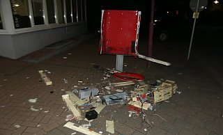 Der Zigarettenautomat wurde aufgesprengt und dabei erheblich beschädigt. - Polizei Minden-Lübbecke Der Zigarettenautomat wurde aufgesprengt und dabei erheblich beschädigt. - Polizei Minden-Lübbecke
