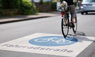 Fahrradstraßen - wie hier in Bielefeld - könnten auch in Löhne bald zur Realität werden. Gleich mehrere Strecken werden jetzt auf ihre Tauglichkeit überprüft. - Oliver Krato Fahrradstraßen - wie hier in Bielefeld - könnten auch in Löhne bald zur Realität werden. Gleich mehrere Strecken werden jetzt auf ihre Tauglichkeit überprüft. - Oliver Krato