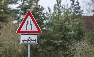 Wegen Kampfmittelsondierungen muss die Fahrbahn auf der A2 auf eine Spur verengt werden. - picture alliance / Zoonar Wegen Kampfmittelsondierungen muss die Fahrbahn auf der A2 auf eine Spur verengt werden. - picture alliance / Zoonar