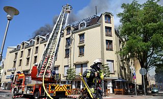 Unter extremer körperlicher Belastung kämpften 160 Feuerwehrleute am 20. Juli beim Großbrand auf dem Dachstuhl des Golden Tulip Hotels gegen die Flammen. - Barbara Franke Unter extremer körperlicher Belastung kämpften 160 Feuerwehrleute am 20. Juli beim Großbrand auf dem Dachstuhl des Golden Tulip Hotels gegen die Flammen. - Barbara Franke